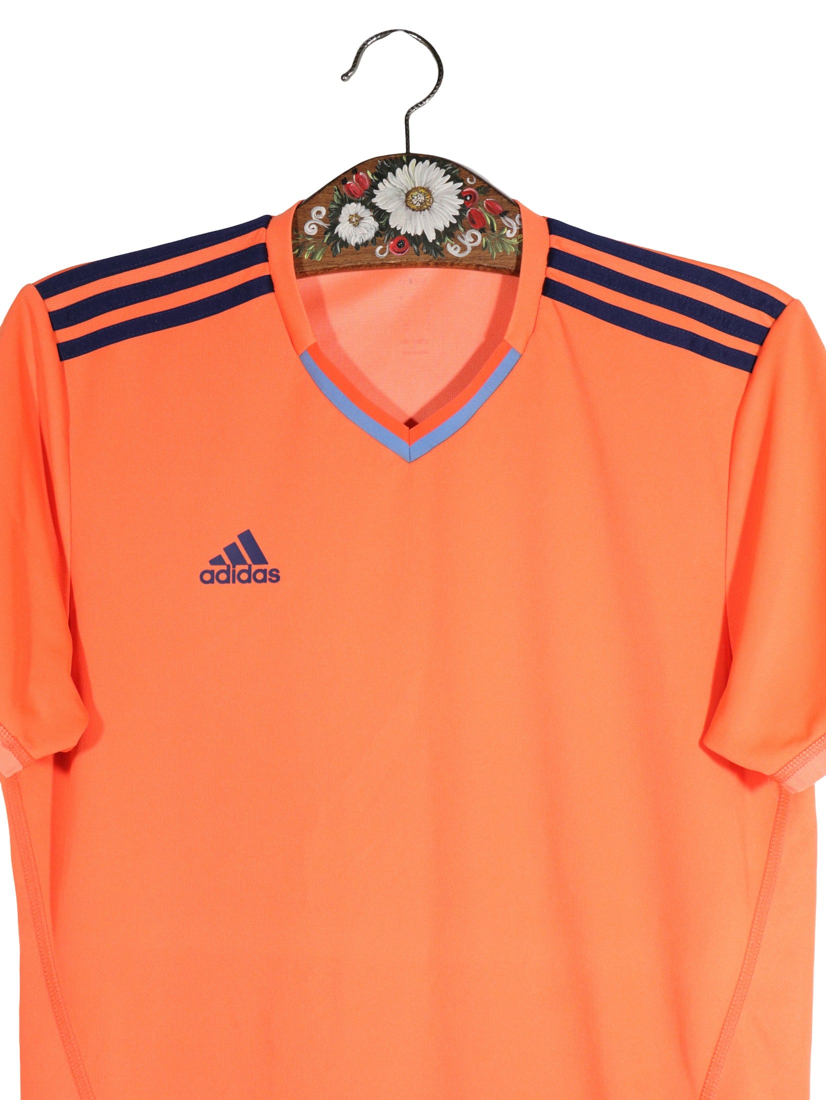 Tricou adidas portocaliu corai cu detalii bleumarin și albastru deschis mărime S detaliu material și croială second-hand…