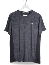 Tricou Under Armour gri inchis / negru mărime M vedere din față second-hand premium