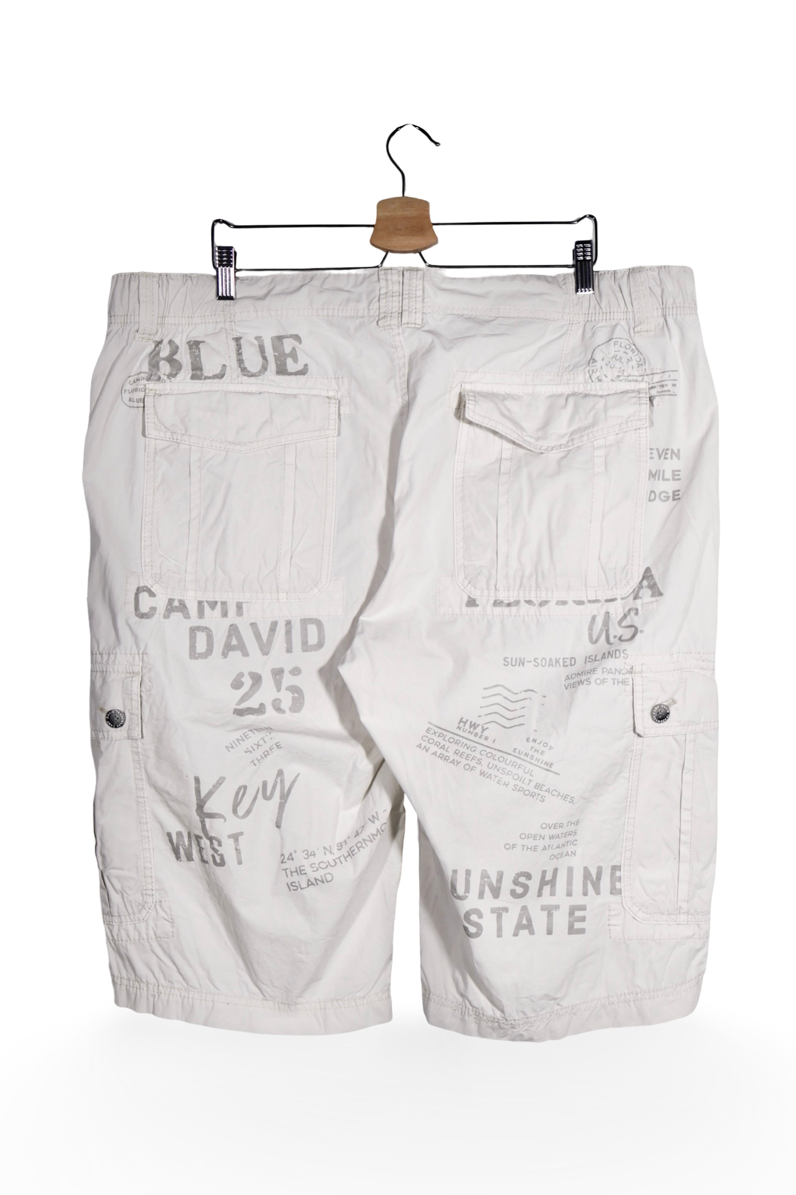 Pantaloni 2/3 - Camp David alb fildes din bumbac cu imprimeu grafic all-over – 3XL – Bărbați - spate