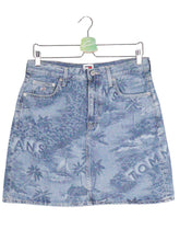 Fusta Tommy Hilfiger albastru denim cu imprimeu tropical estompat mărime L vedere din față second-hand premium