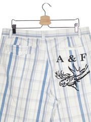 Pantaloni scurti Abercrombie & Fitch alb cu dungi albastre mărime XL detaliu material și croială second-hand premium