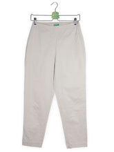 Pantaloni United Colors of Benetton bej deschis mărime M vedere din față second-hand premium