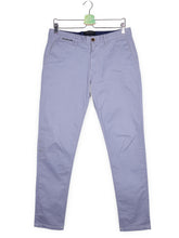 Pantaloni Scotch & Soda bleu deschis mărime S vedere din față second-hand premium