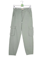 Pantaloni Levi's verde salvia mărime XS vedere din față second-hand premium