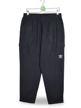 Pantaloni Adidas negru mărime L vedere din față second-hand premium