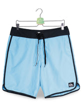 Pantaloni scurti Quiksilver bleu deschis cu detalii negre mărime M vedere din față second-hand premium