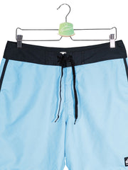 Pantaloni scurti Quiksilver bleu deschis cu detalii negre mărime M detaliu material și croială second-hand premium