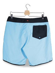 Pantaloni scurti Quiksilver bleu deschis cu detalii negre mărime M vedere din spate second-hand premium