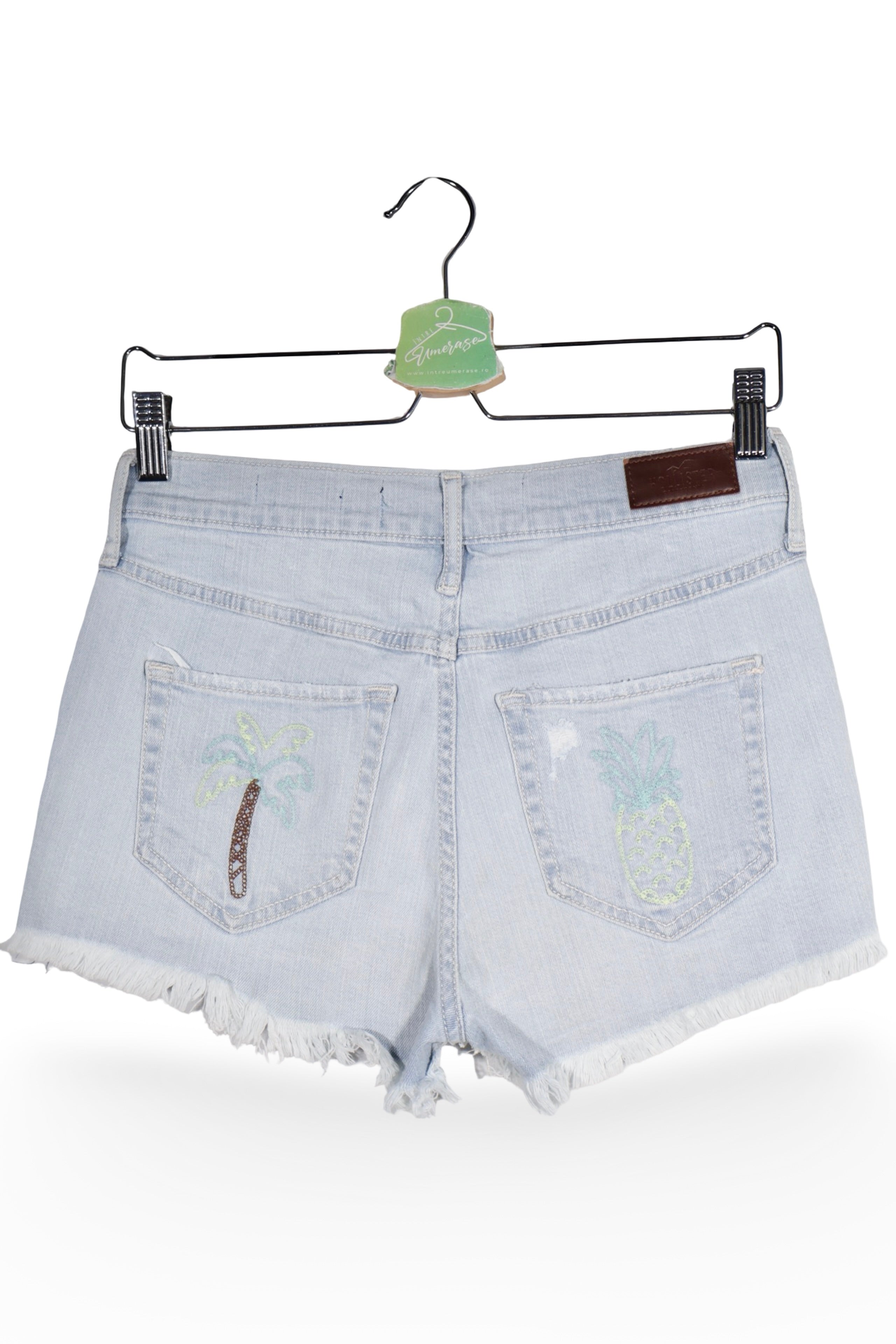 Blugi scurți - Hollister albastru deschis cu tiv franjurat si broderii discrete – S – Femei - fata