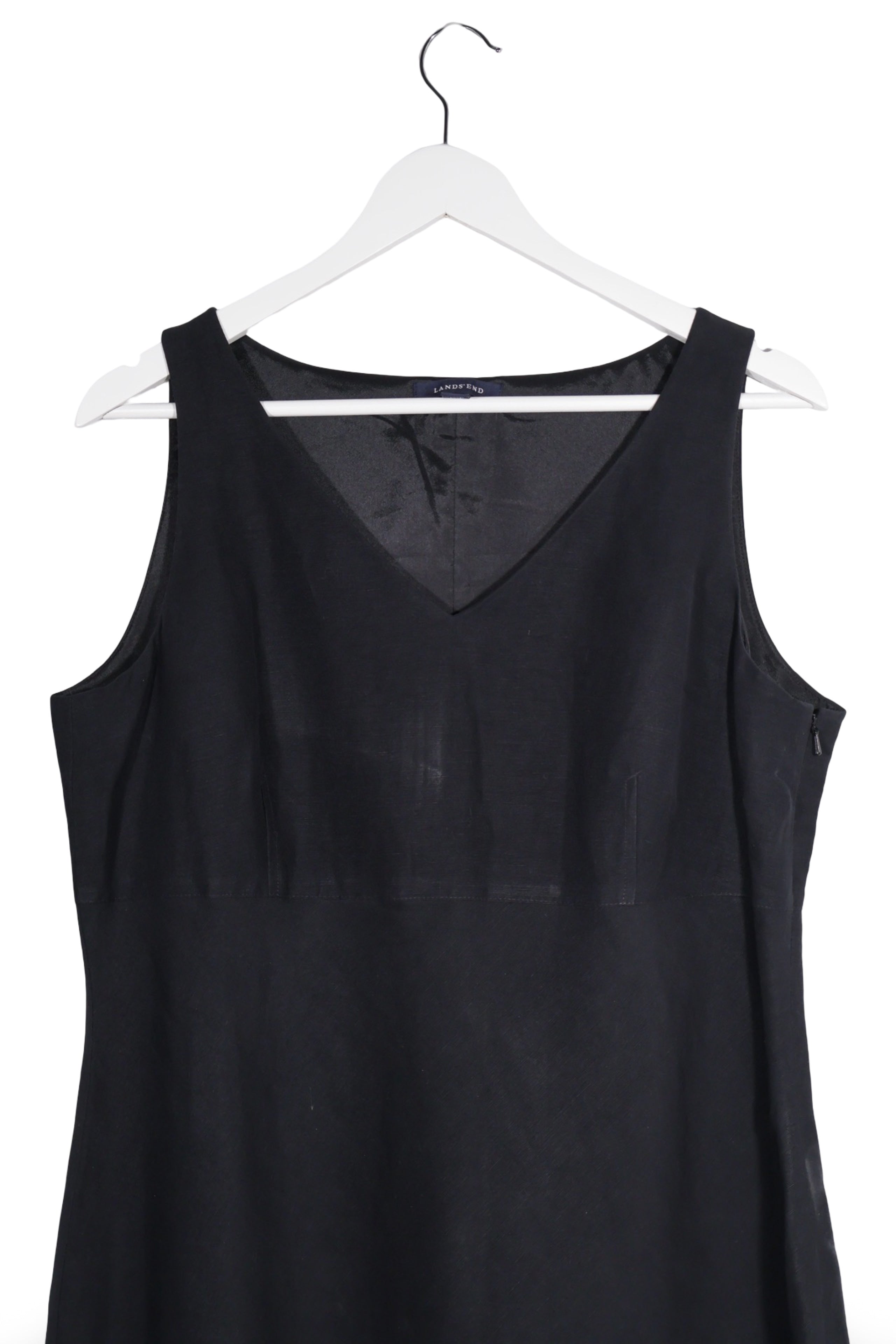 Rochie - Lands' End neagră cu croială simplă și decolteu în V – L – Femei - detaliu