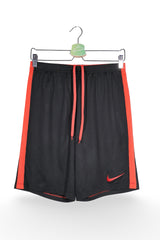 Pantaloni scurți - NIKE negri cu insertii rosii si croiala sport – M – Bărbați - fata