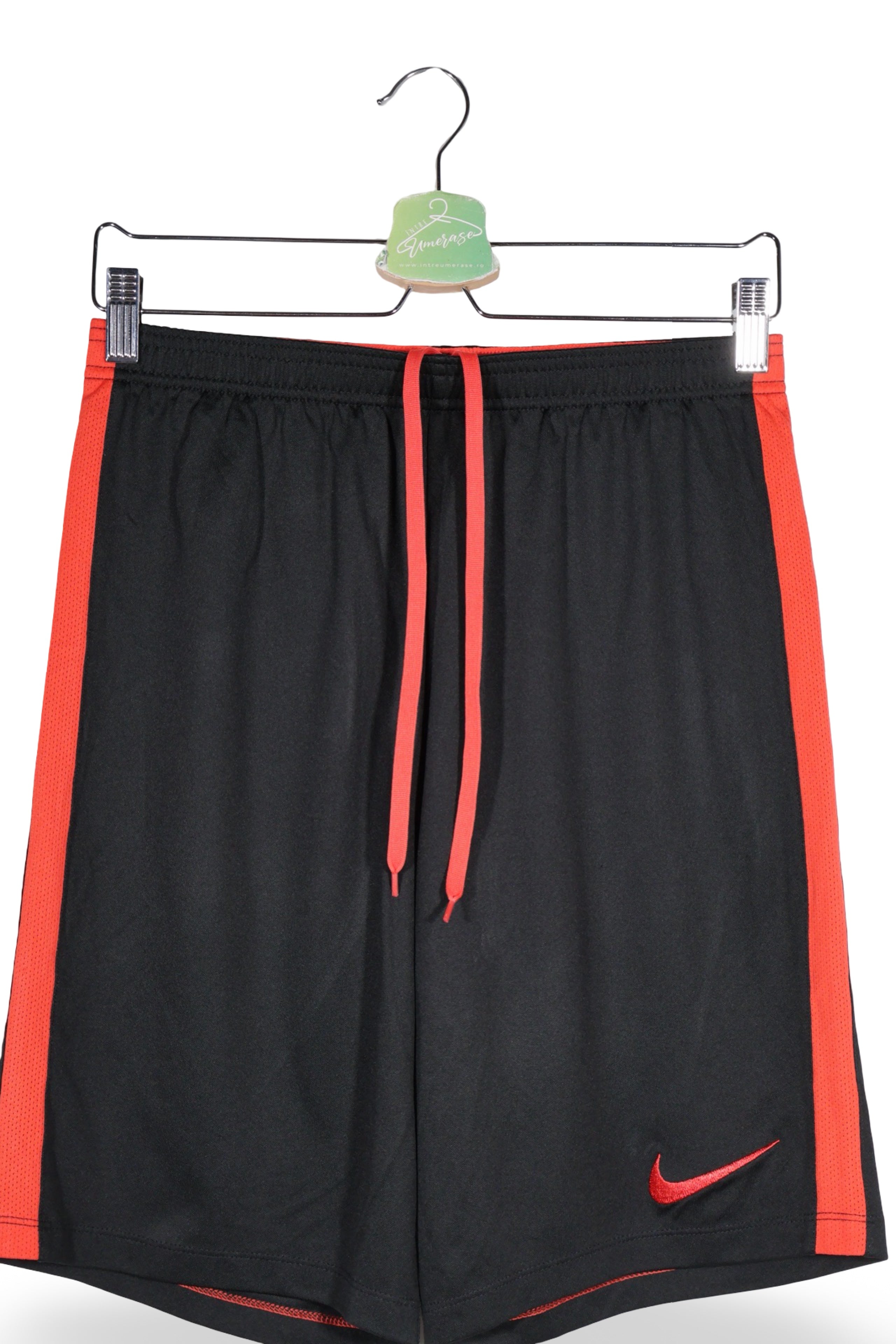 Pantaloni scurți - NIKE negri cu insertii rosii si croiala sport – M – Bărbați - detaliu