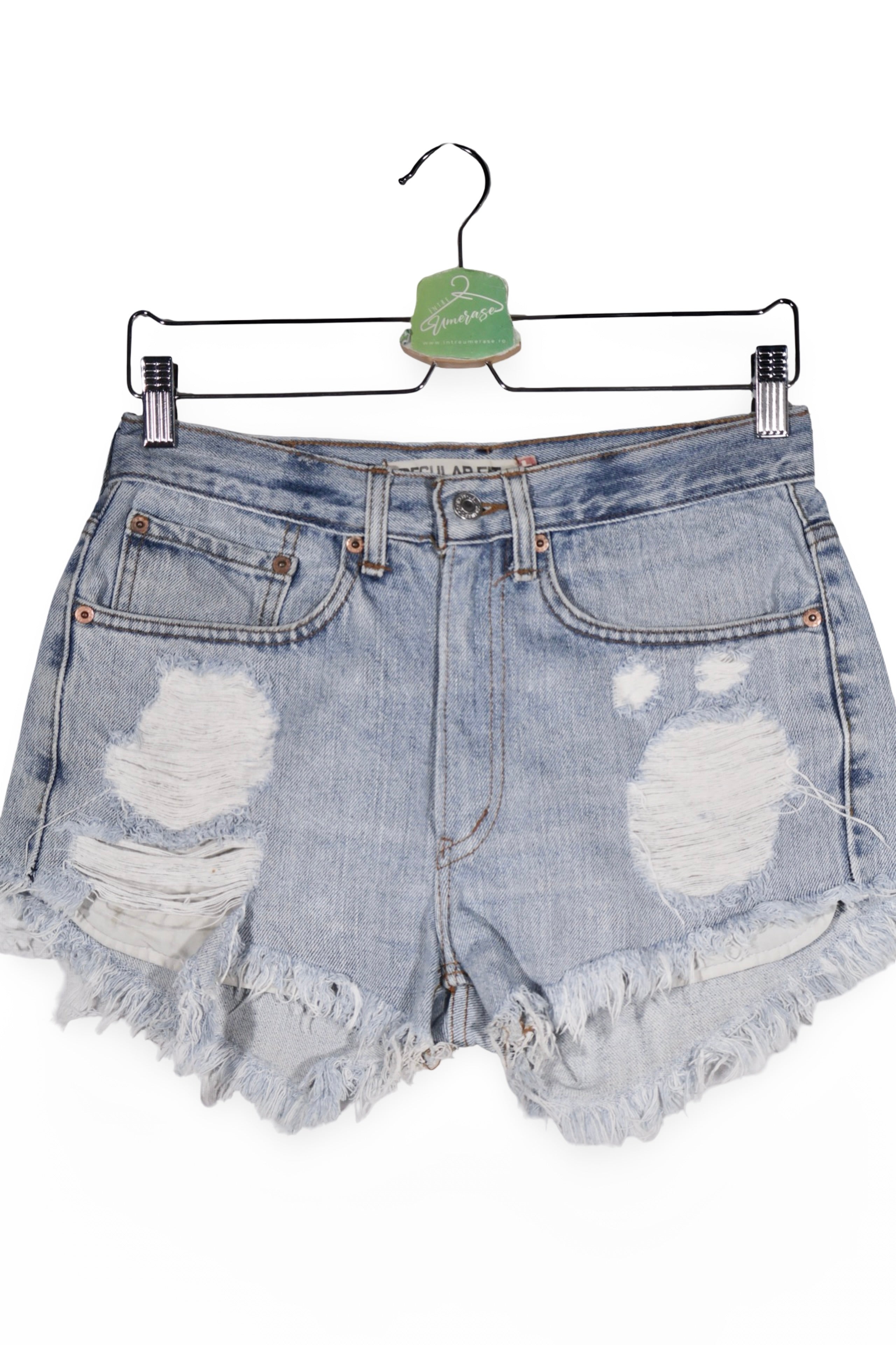 Blugi scurți - Levi's albaștri deschiși, rupți, cu tiv franjurat – M – Femei - detaliu