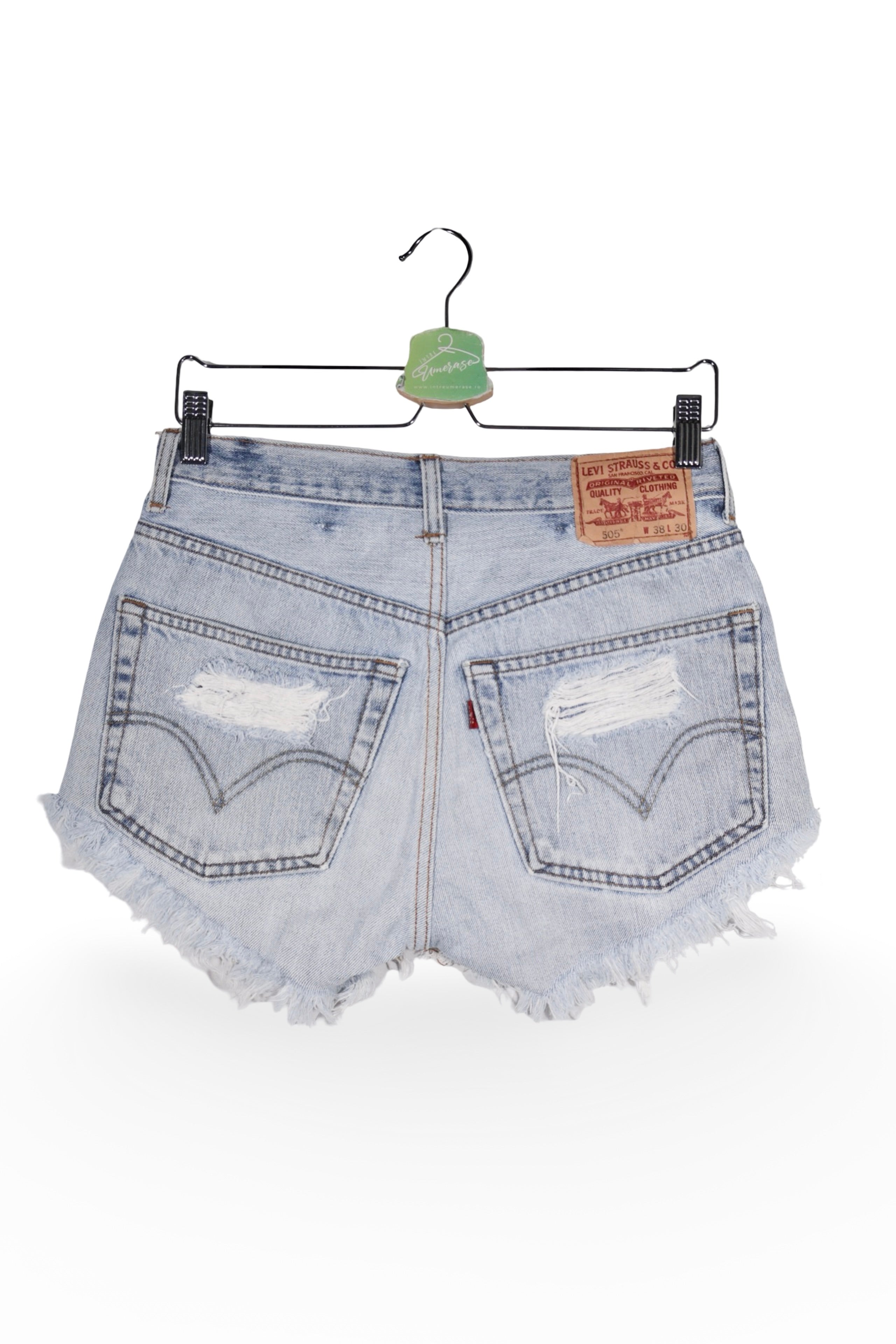 Blugi scurți - Levi's albaștri deschiși, rupți, cu tiv franjurat – M – Femei - spate