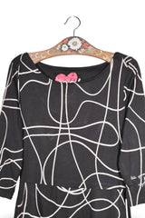 Rochie - Desigual neagra cu imprimeu grafic si accente rosii – L – Femei - detaliu