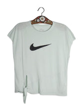 Tricou NIKE gri deschis cu logo supradimensionat – S – Femei - imagine 1