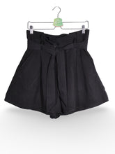 Pantaloni scurți Premium cu talie inalta si pliuri – M – Femei - imagine 1