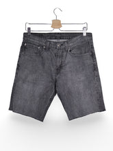 Blugi scurți denim gri inchis cu croiala dreapta – Levi's – S – Bărbați - fata