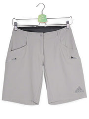 Pantaloni scurti adidas gri deschis mărime S vedere din față second-hand premium