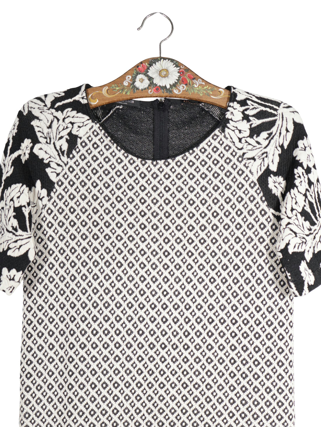 Rochie MAISON SCOTCH alb și negru mărime S detaliu material și croială second-hand premium