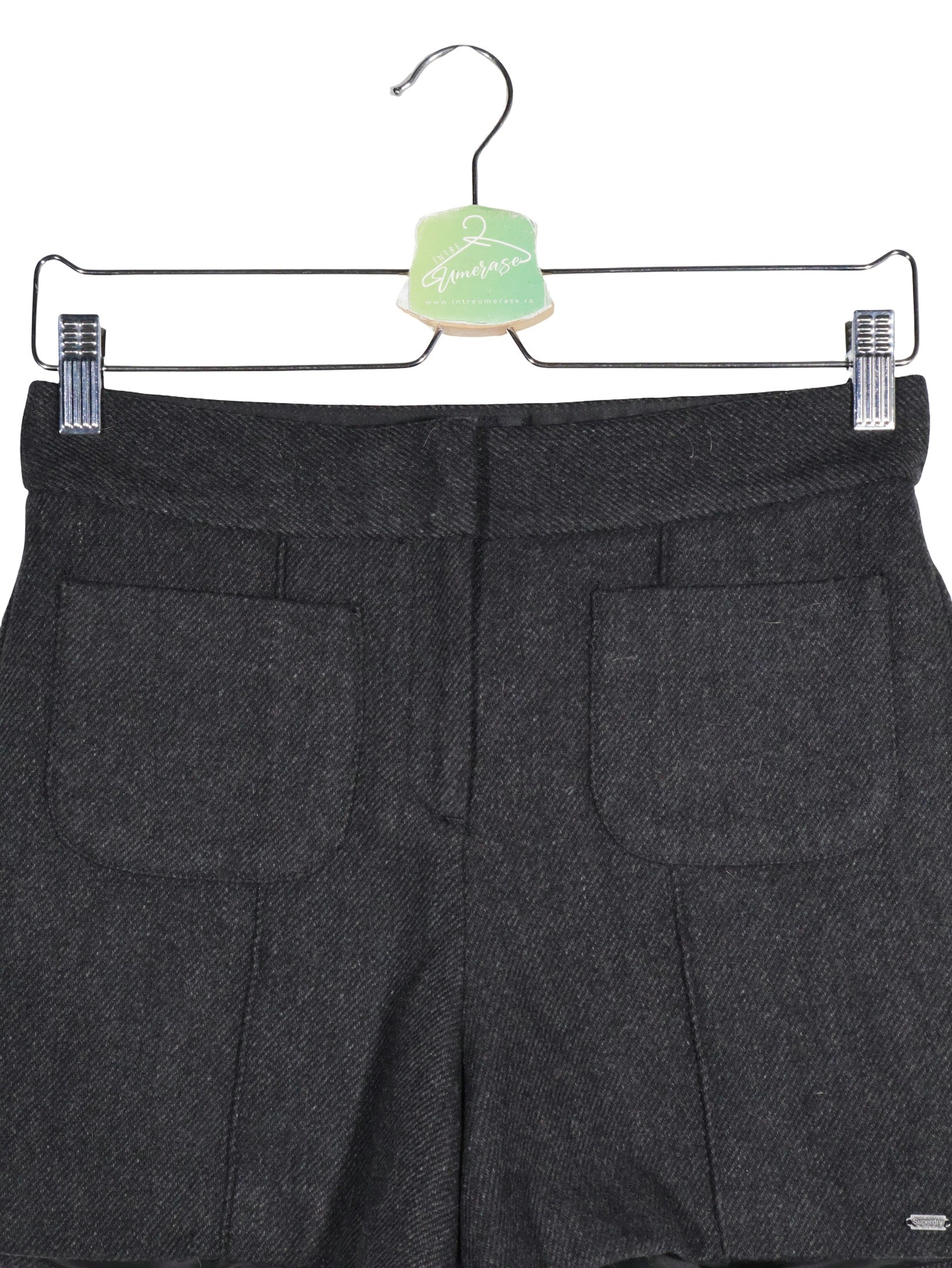 Pantaloni scurti Superdry gri închis mărime S detaliu material și croială second-hand premium