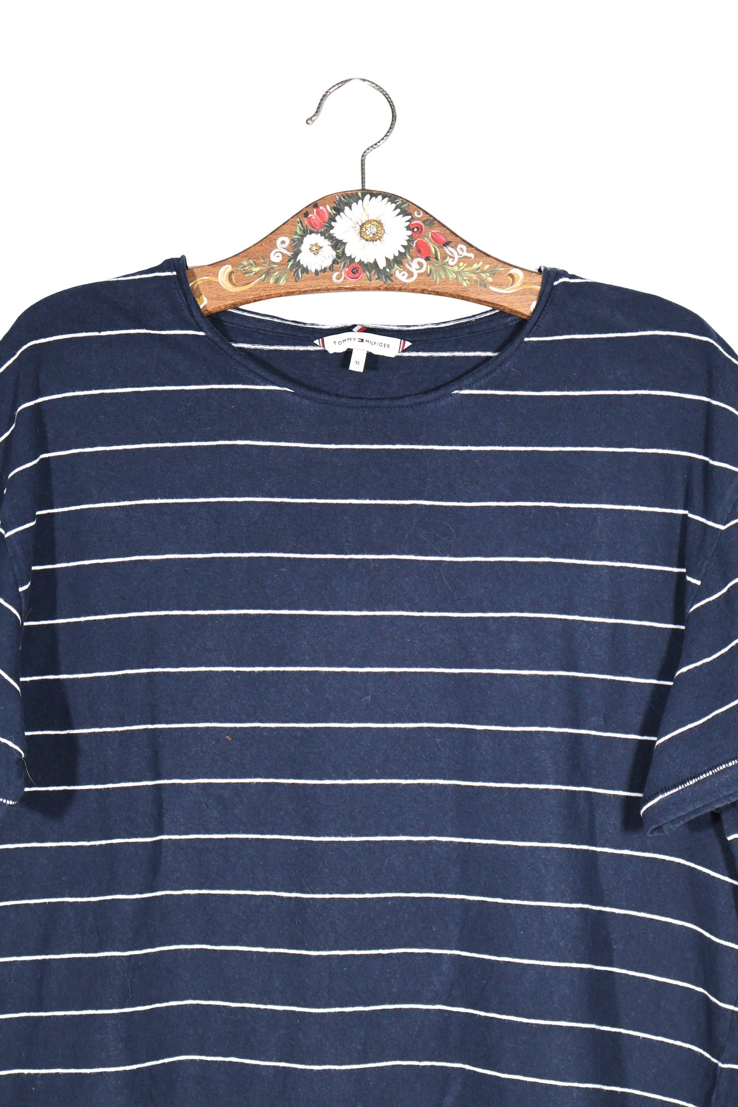 Tricou Tommy Hilfiger bleumarin cu dungi albe mărime XL detaliu material și croială second-hand premium