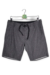 Pantaloni scurti Quiksilver gri închis cu accente roșii mărime S vedere din față second-hand premium