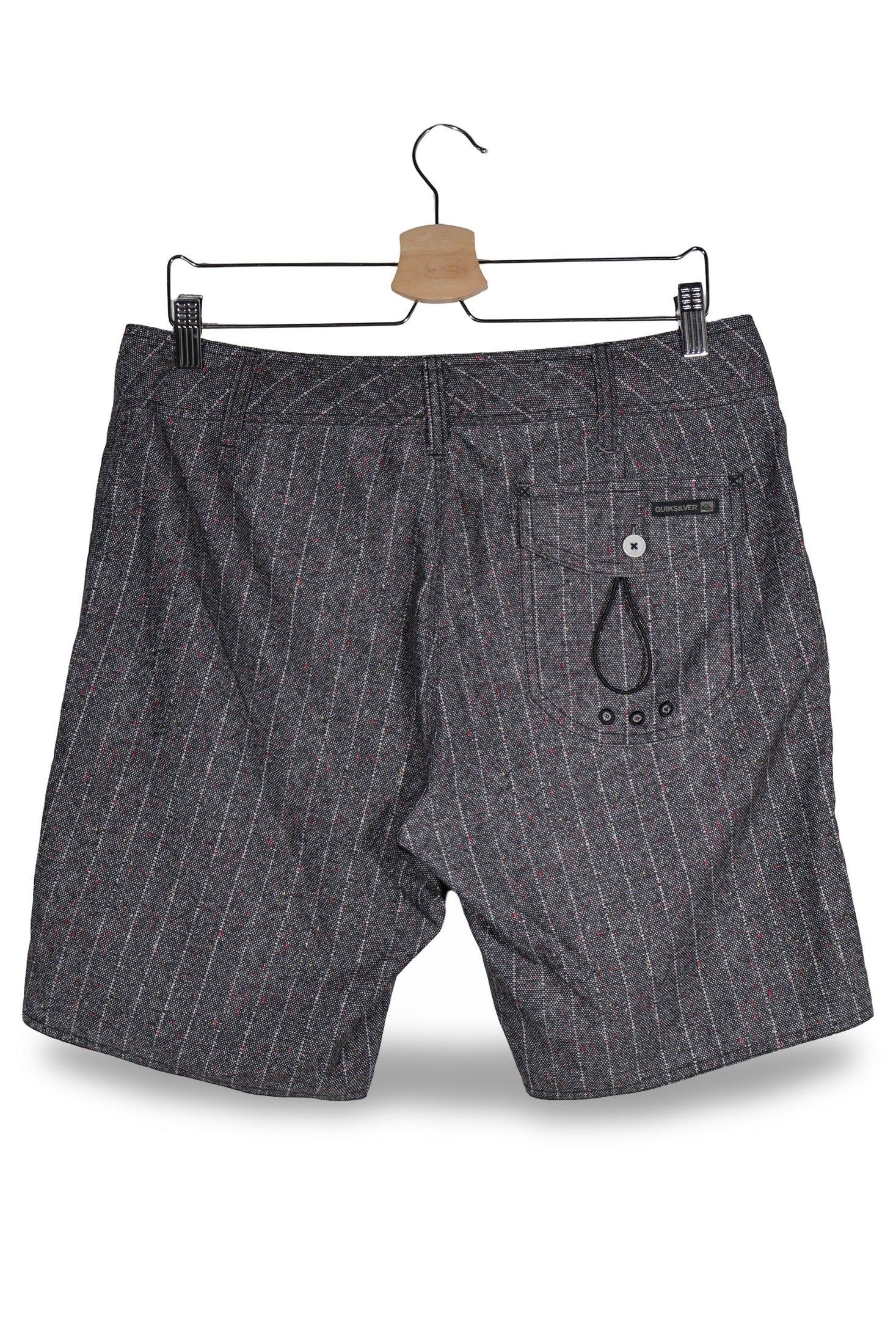 Pantaloni scurti Quiksilver gri închis cu accente roșii mărime S vedere din spate second-hand premium
