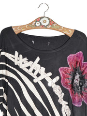 Tricou Desigual negru, alb, accente de roz și gri mărime XL detaliu material și croială second-hand premium