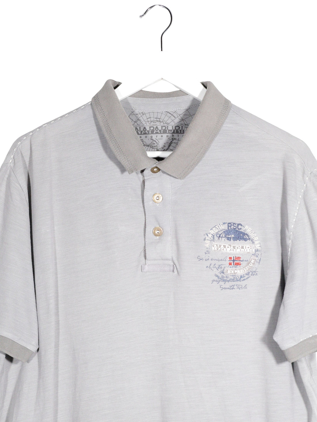 Tricou Napapijri gri deschis mărime XXL detaliu material și croială second-hand premium