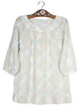 Camasa Lands' End alb cu imprimeu pastel bleu, bej si verde mărime M vedere din față second-hand premium