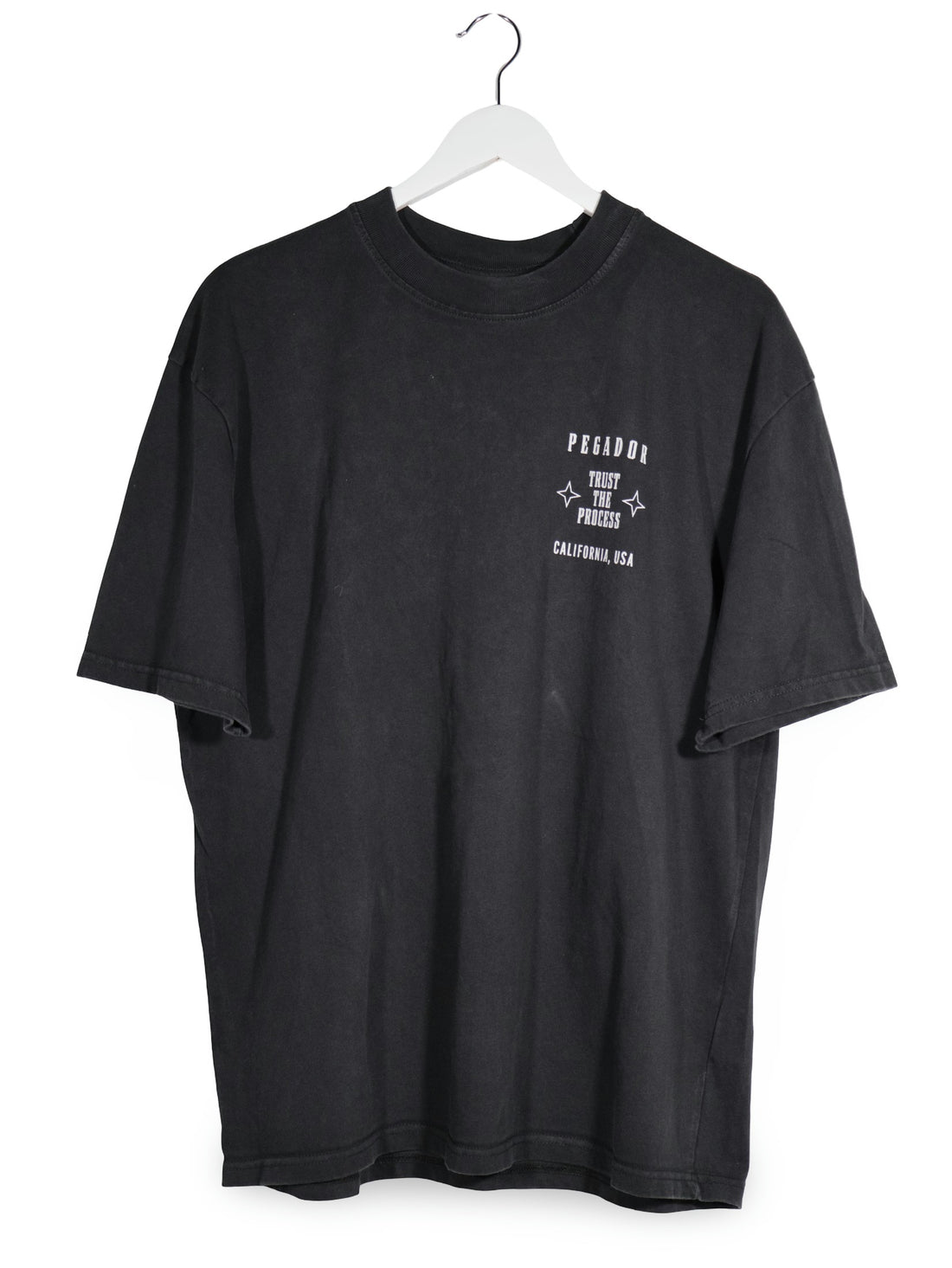 Tricou PEGADOR negru mărime S vedere din față second-hand premium