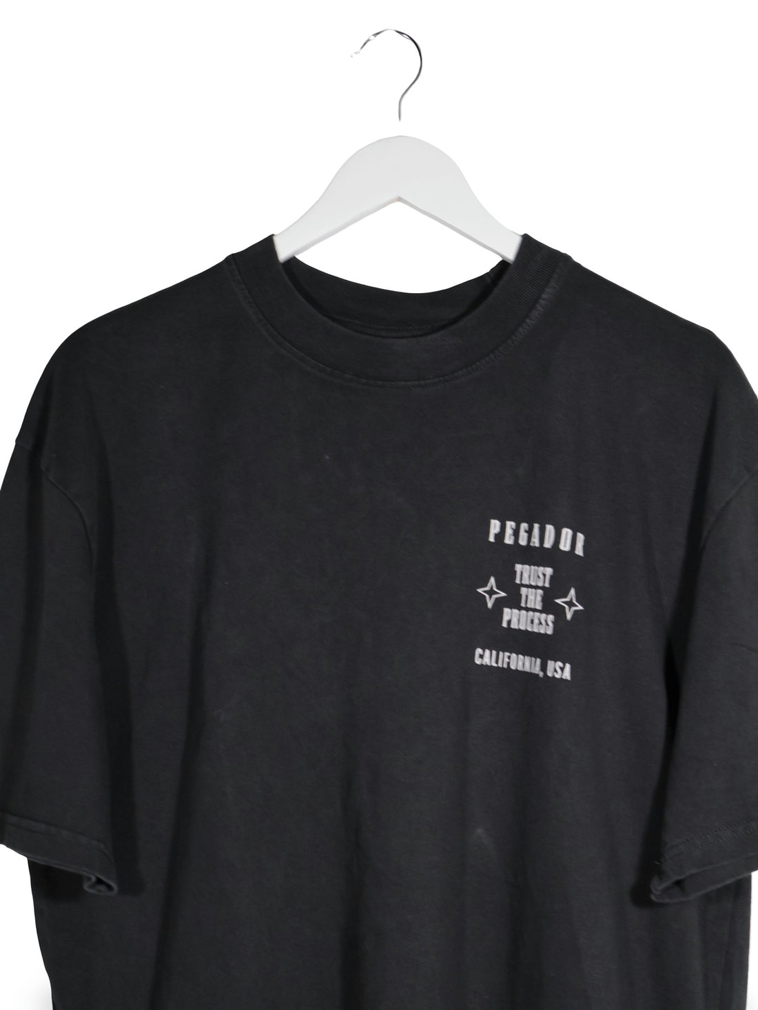Tricou PEGADOR negru mărime S detaliu material și croială second-hand premium