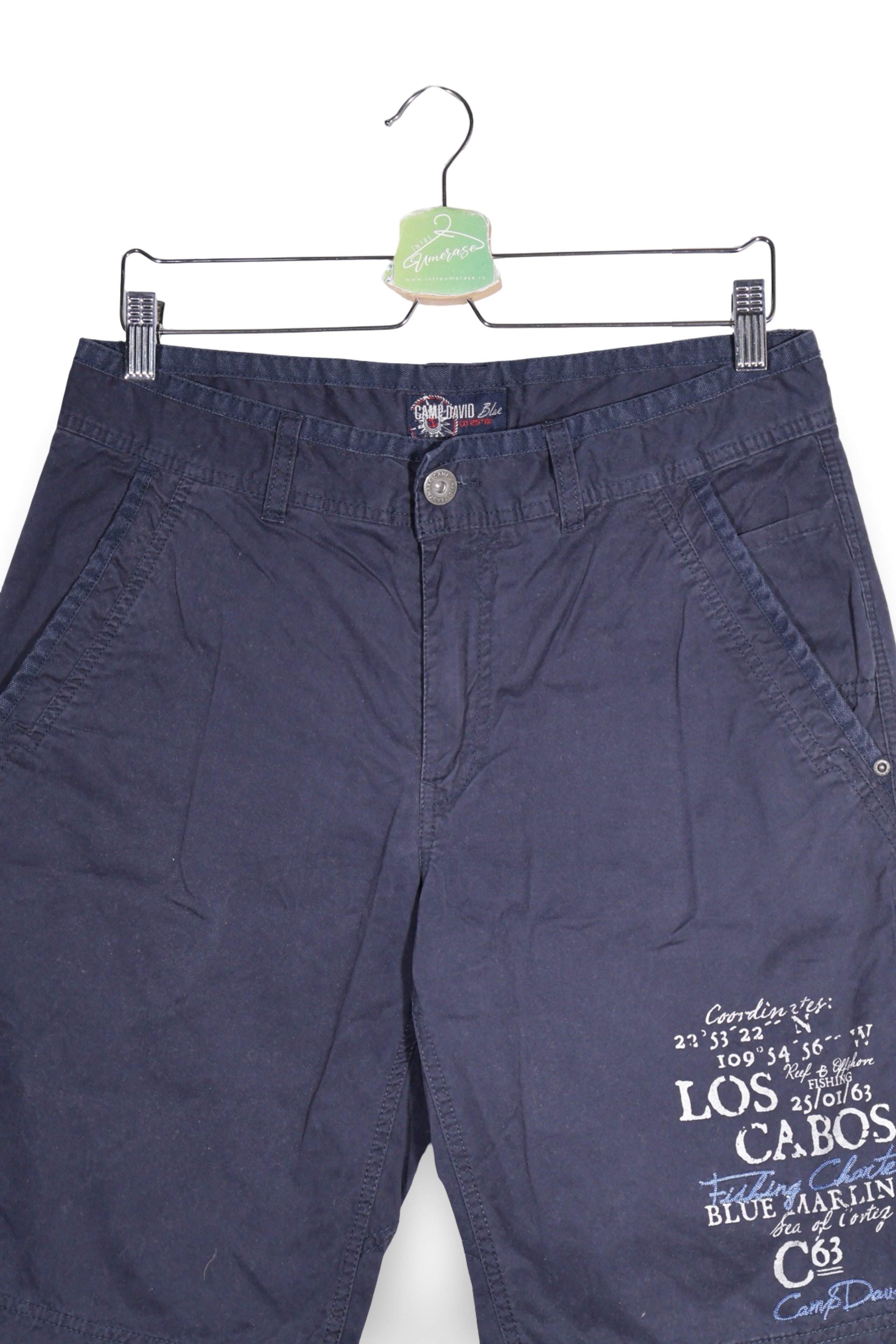 Pantaloni scurți - Camp David bleumarin cu imprimeu grafic pe picior – M – Bărbați - detaliu