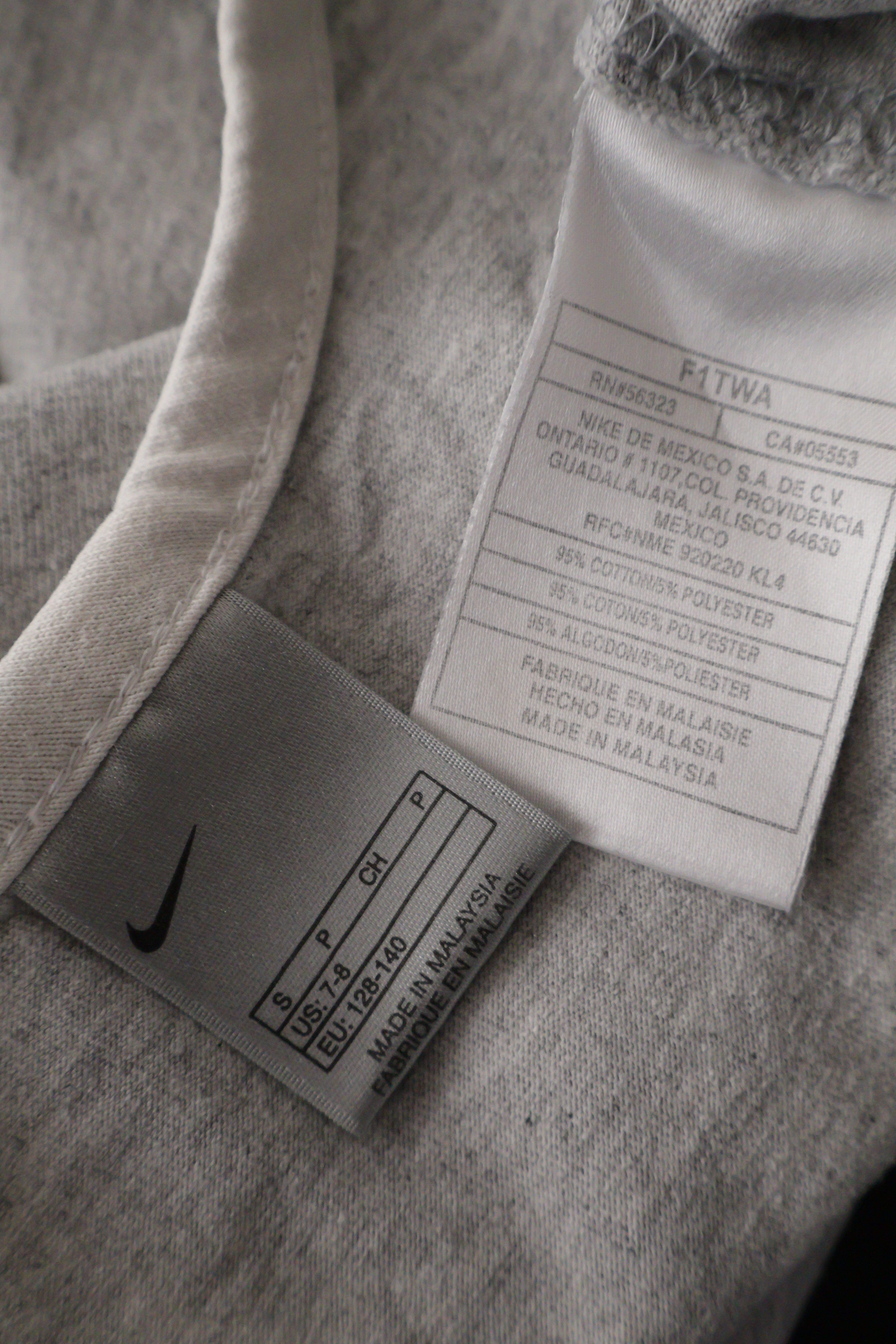 Eticheta marime si compozitie (rotita dreapta) - Maiou - NIKE gri deschis sport, cu margini albe – S – Femei