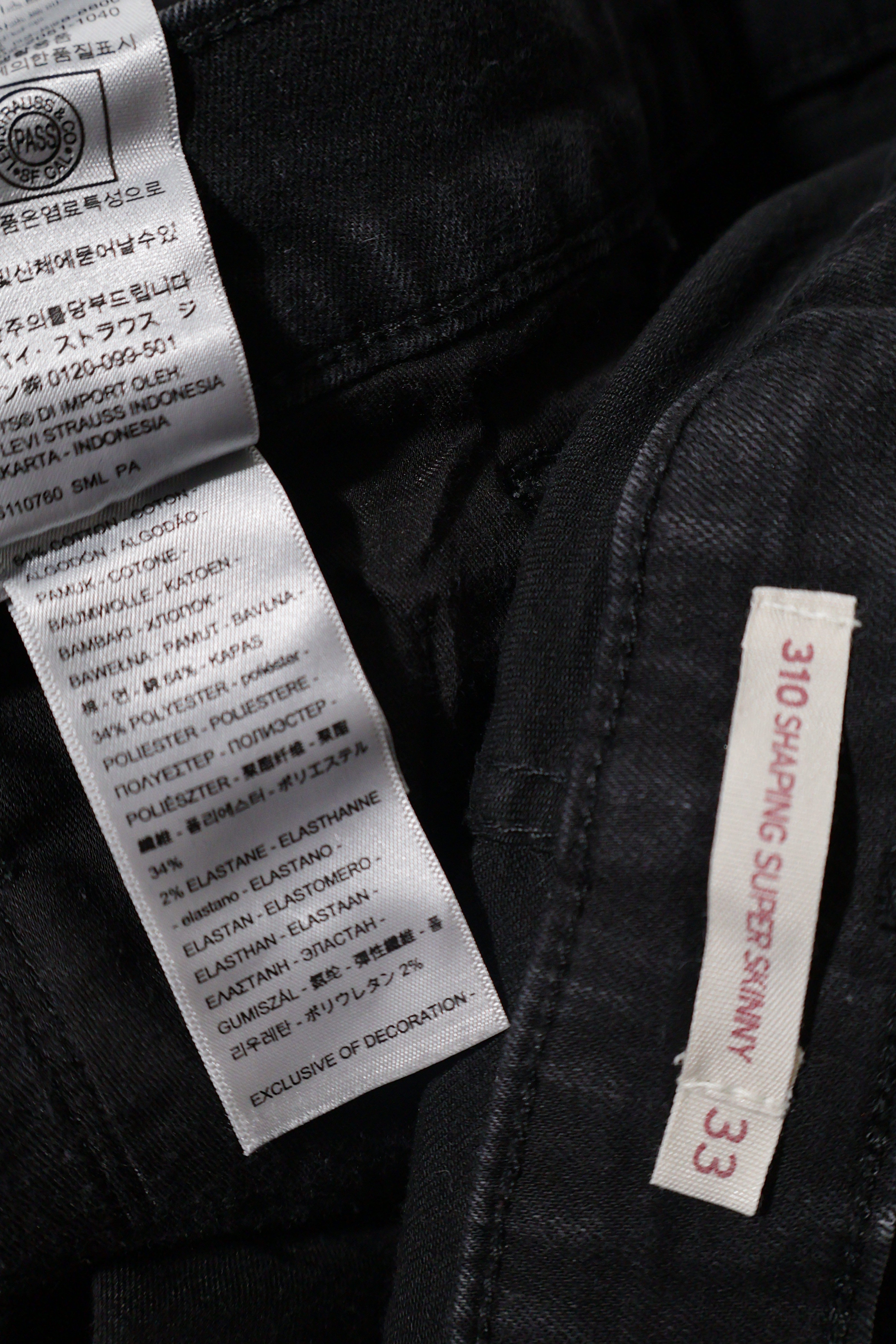 Eticheta marime si compozitie (rotita dreapta) - Blugi scurți - Levi's negri spalaciti din denim elastic – XL – Femei