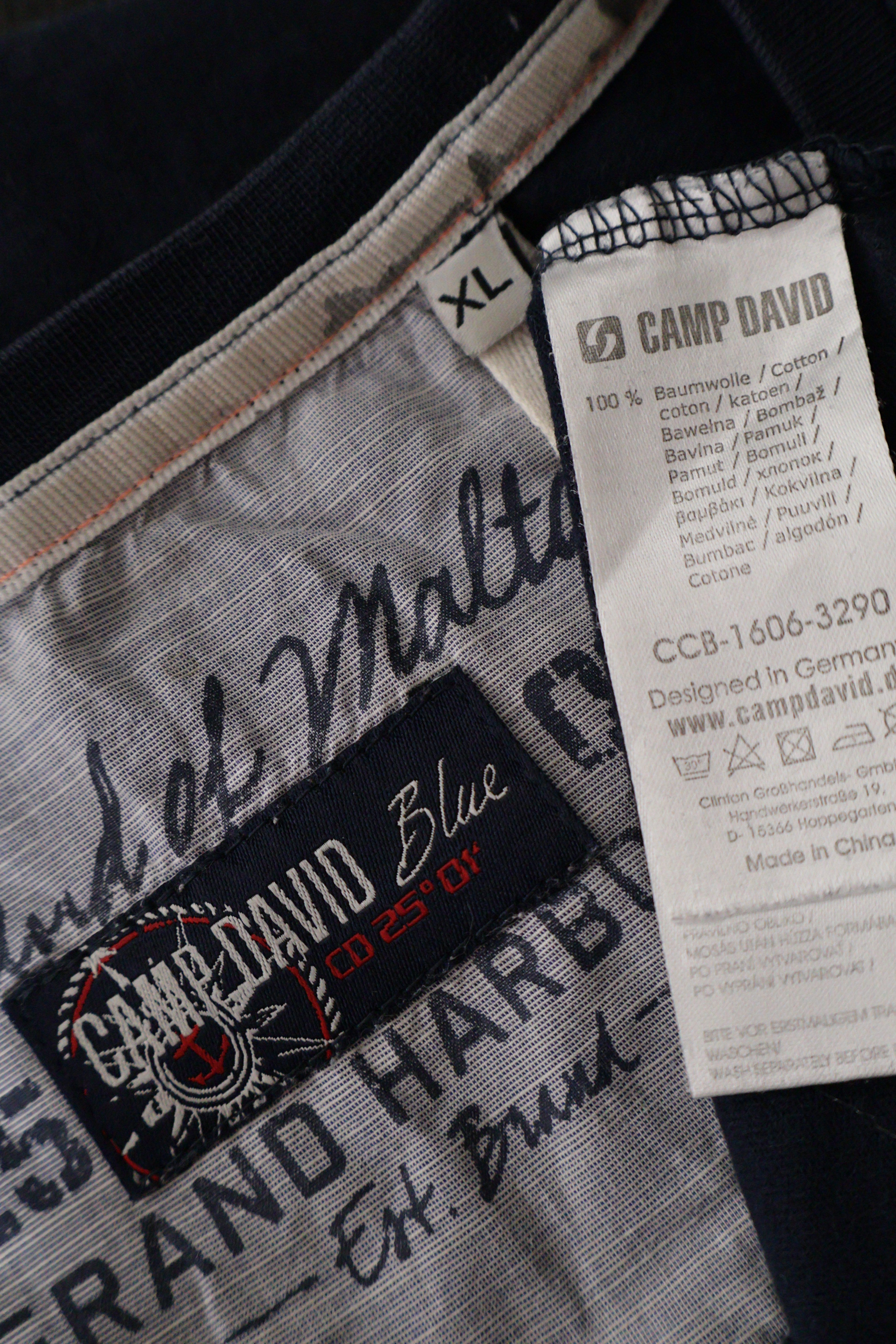 Eticheta marime si compozitie (rotita dreapta) - Tricou - Camp David bleumarin din bumbac cu imprimeu marin – XL – Bărbați