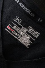Eticheta marime si compozitie (rotita dreapta) - Tricou - Under Armour negru cu guler in V și logo discret – M – Bărbați