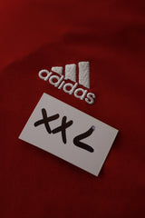 Eticheta marime si compozitie (rotita dreapta) - Tricou - Adidas tricou sport rosu cu dungi contrastante – XXL – Bărbați