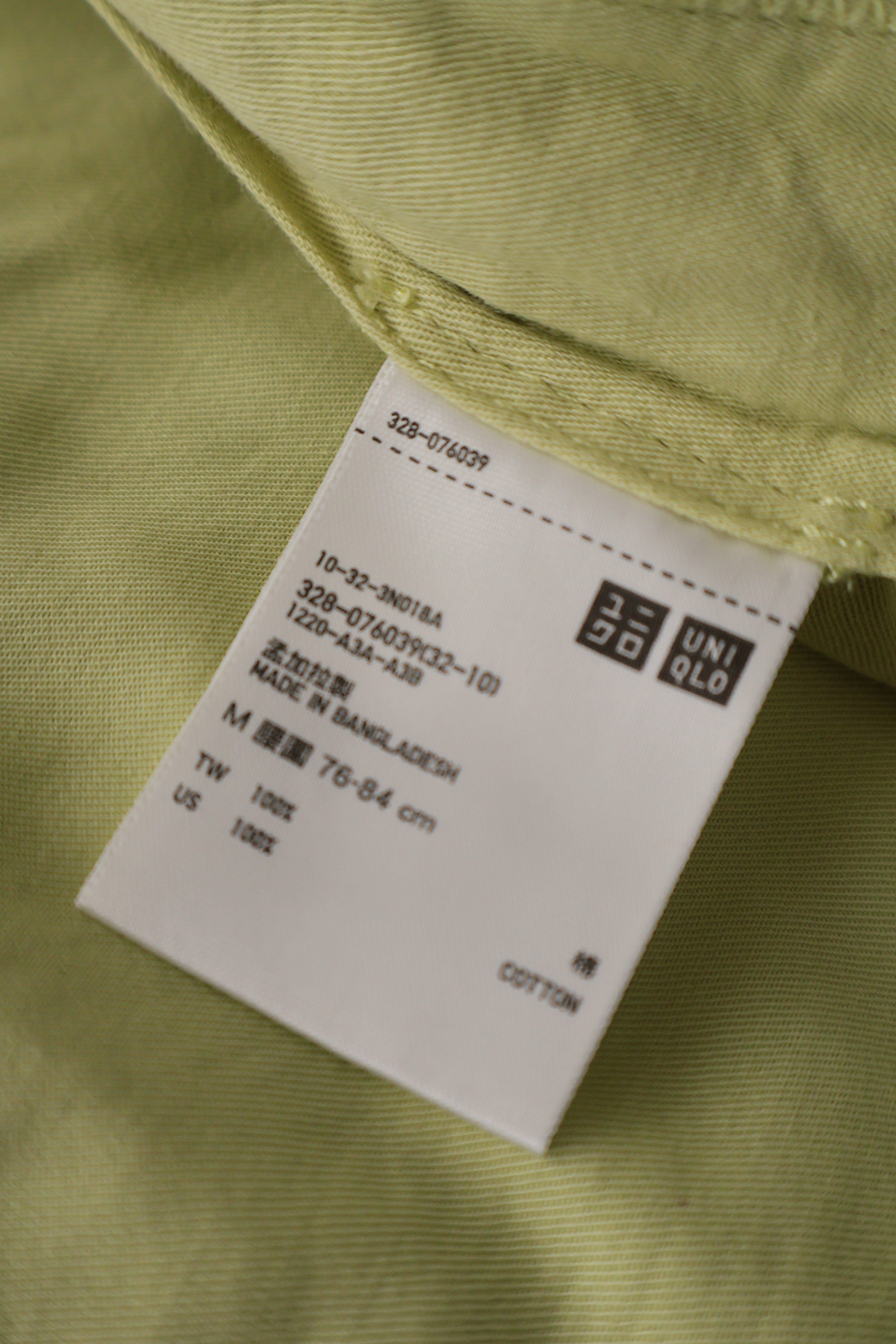 Eticheta marime si compozitie (rotita dreapta) - Pantaloni scurți - Uniqlo chino galben-verzui din bumbac – M – Bărbați
