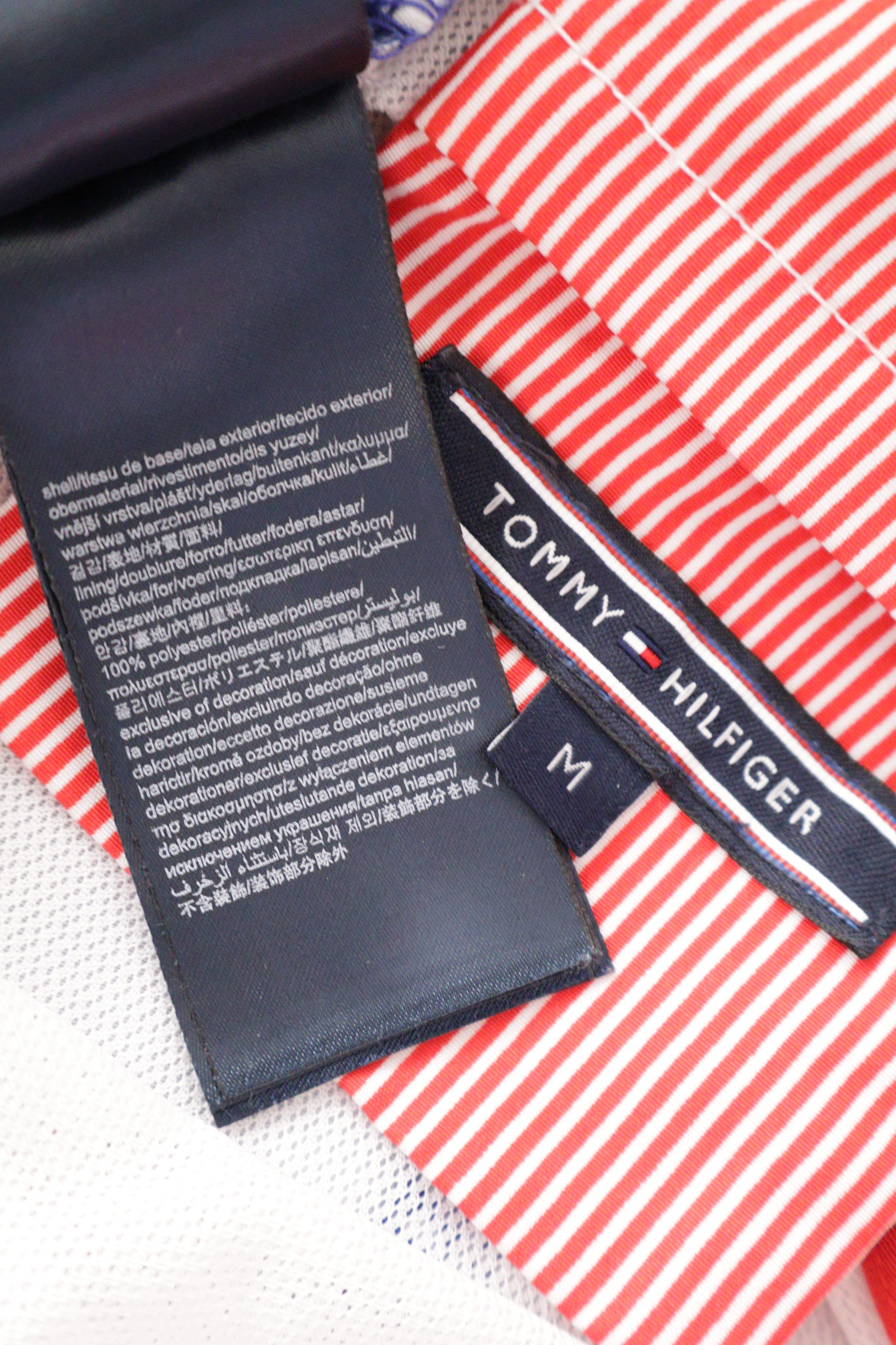 Eticheta marime si compozitie (rotita dreapta) - Pantaloni scurți - Tommy Hilfiger albastri cu imprimeu floral tropical – M – Bărbați