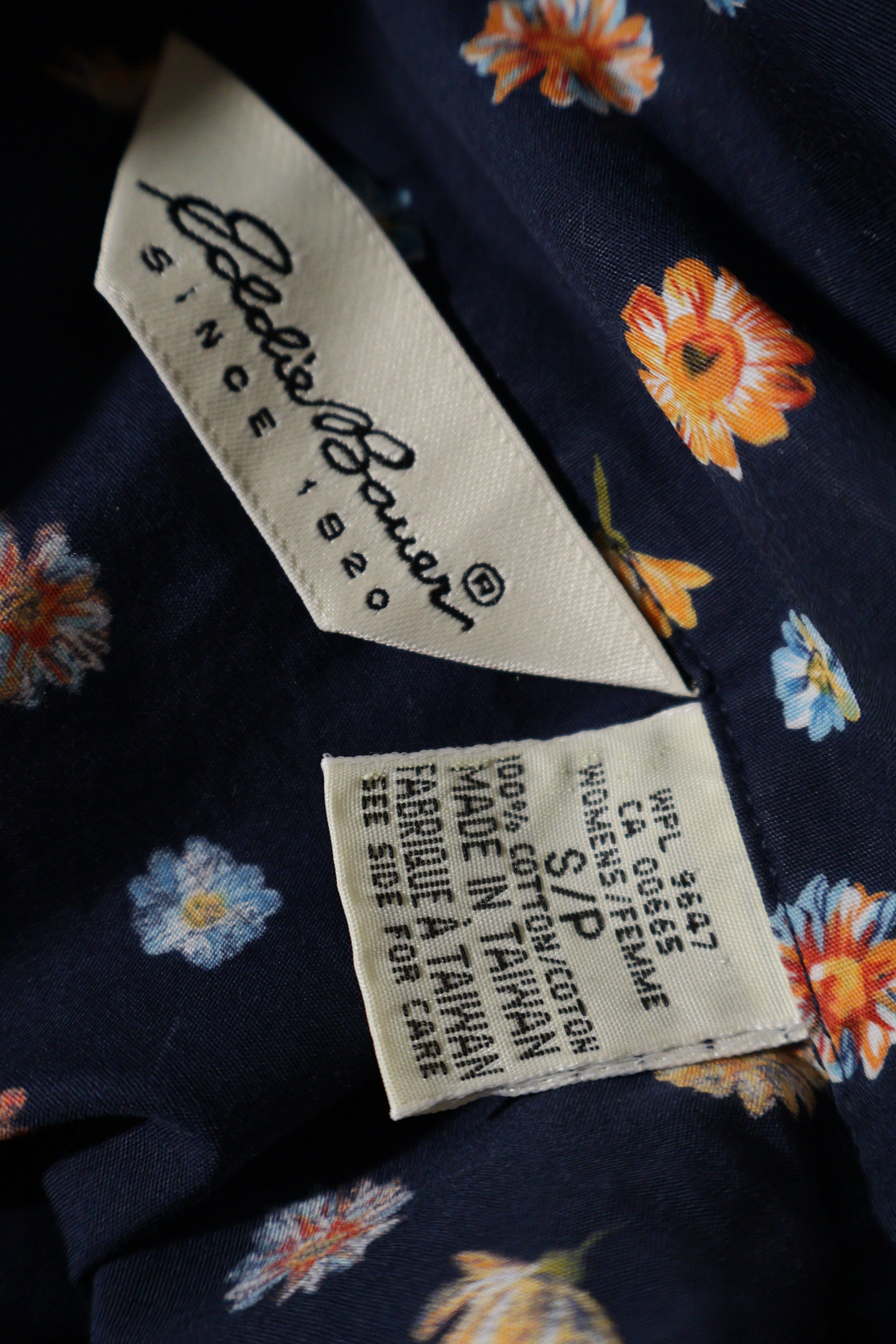 Eticheta marime si compozitie (rotita dreapta) - Cămașă - Eddie Bauer bleumarin cu imprimeu floral multicolor – S – Femei