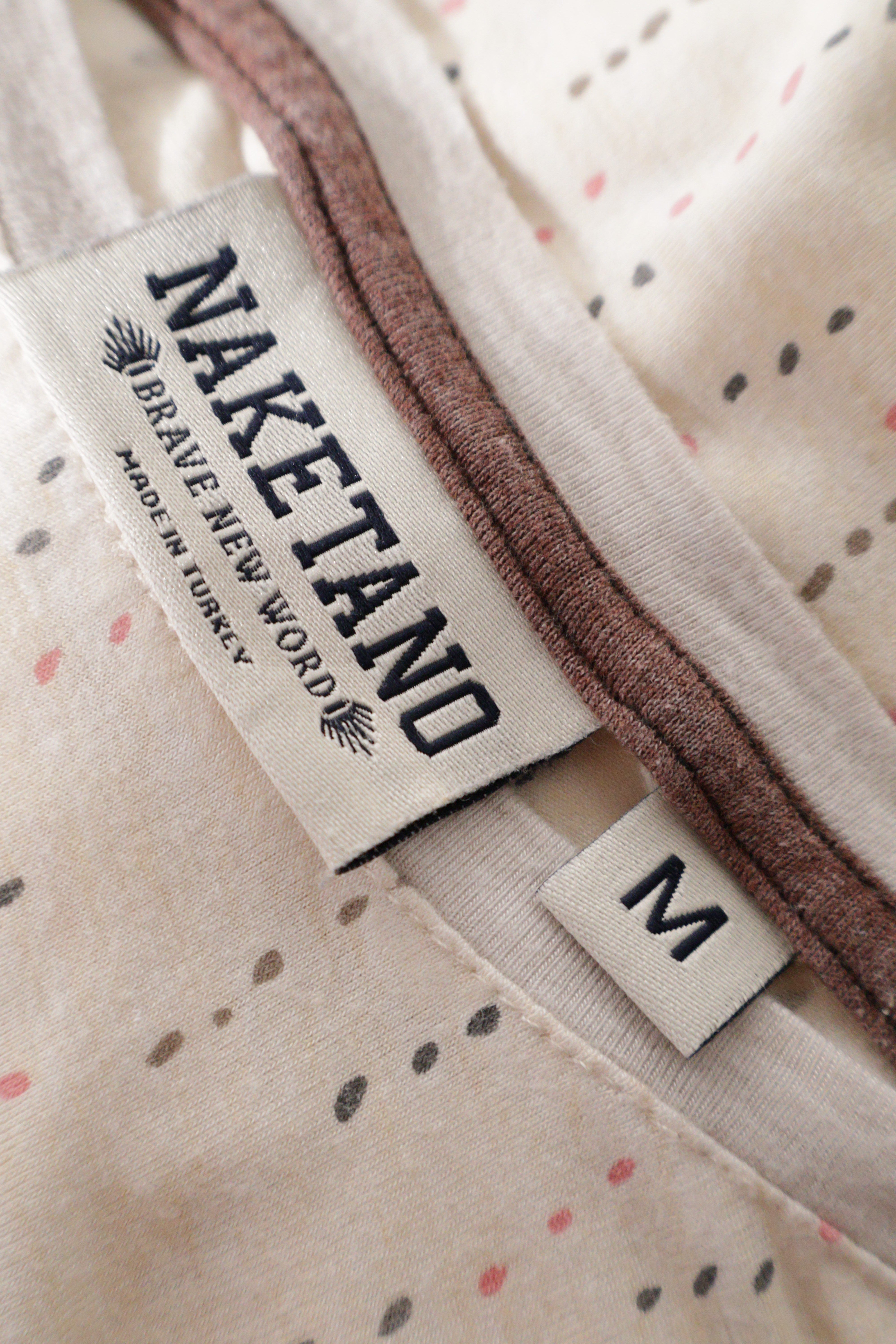 Eticheta marime si compozitie (rotita dreapta) - Tricou - Naketano crem cu imprimeu punctiform si croiala lejera – M – Femei