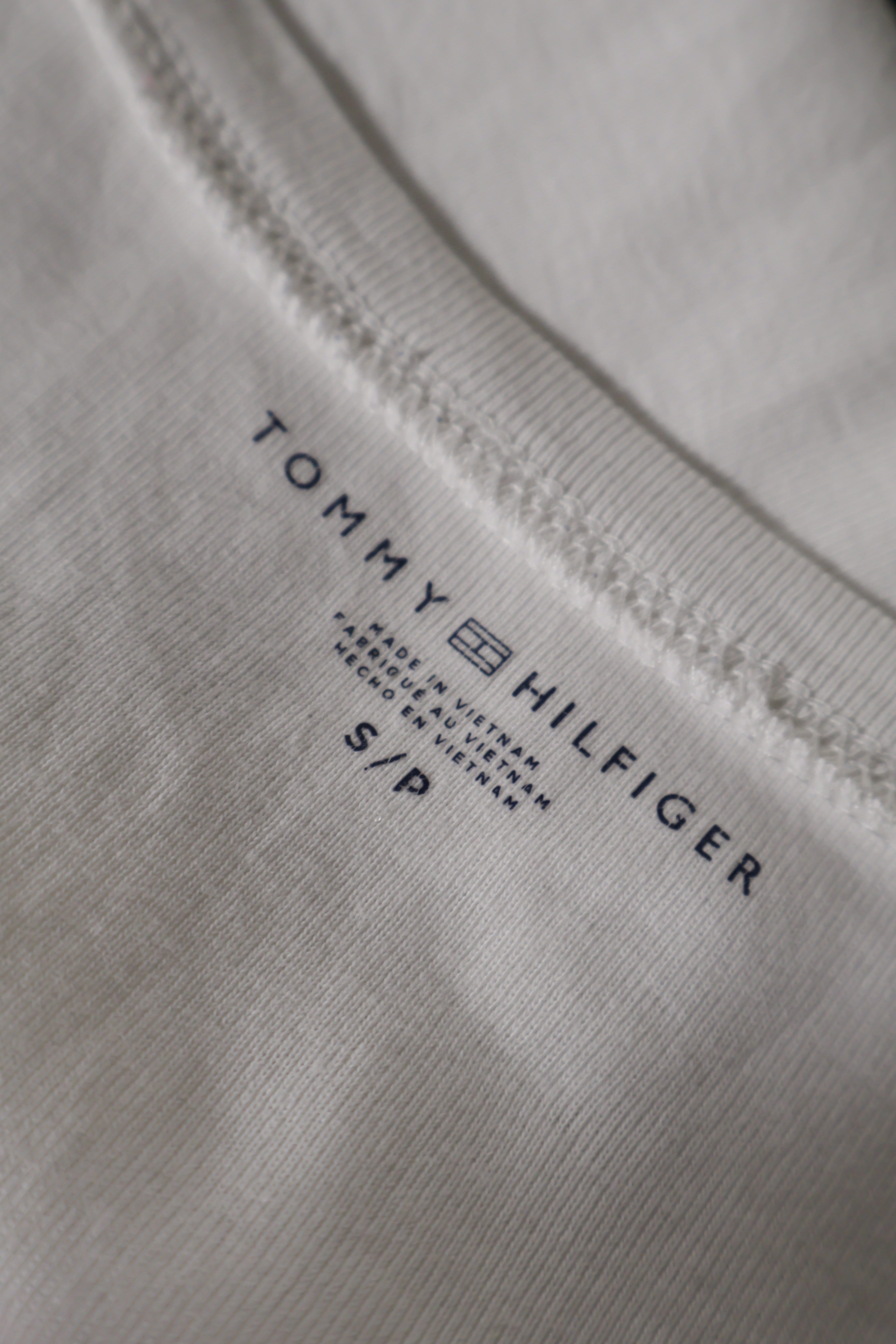 Eticheta marime si compozitie (rotita dreapta) - Tricou - Tommy Hilfiger alb din bumbac cu detaliu colorat la guler – S – Femei
