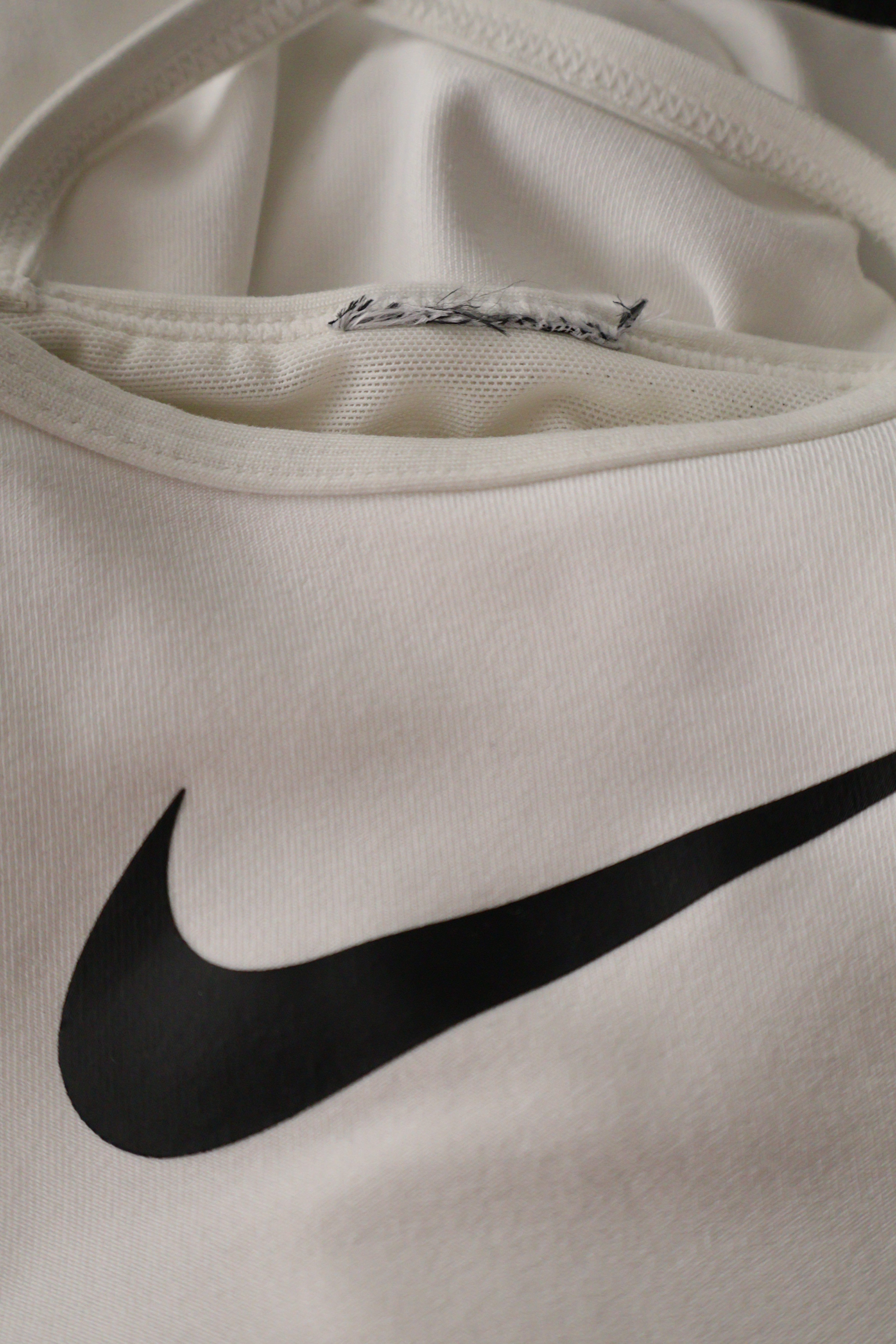 Eticheta marime si compozitie (rotita dreapta) - Top - NIKE alb cu spate incrucisat si croiala sport – M – Femei