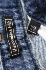 Eticheta marime si compozitie (rotita dreapta) - Blugi scurți - Abercrombie&Fitch albastru prespalat cu tiv franjurat – M – Femei