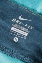 Eticheta marime si compozitie (rotita dreapta) - Pantaloni scurți - NIKE turcoaz cu talie bleumarin si imprimeu discret – M – Femei