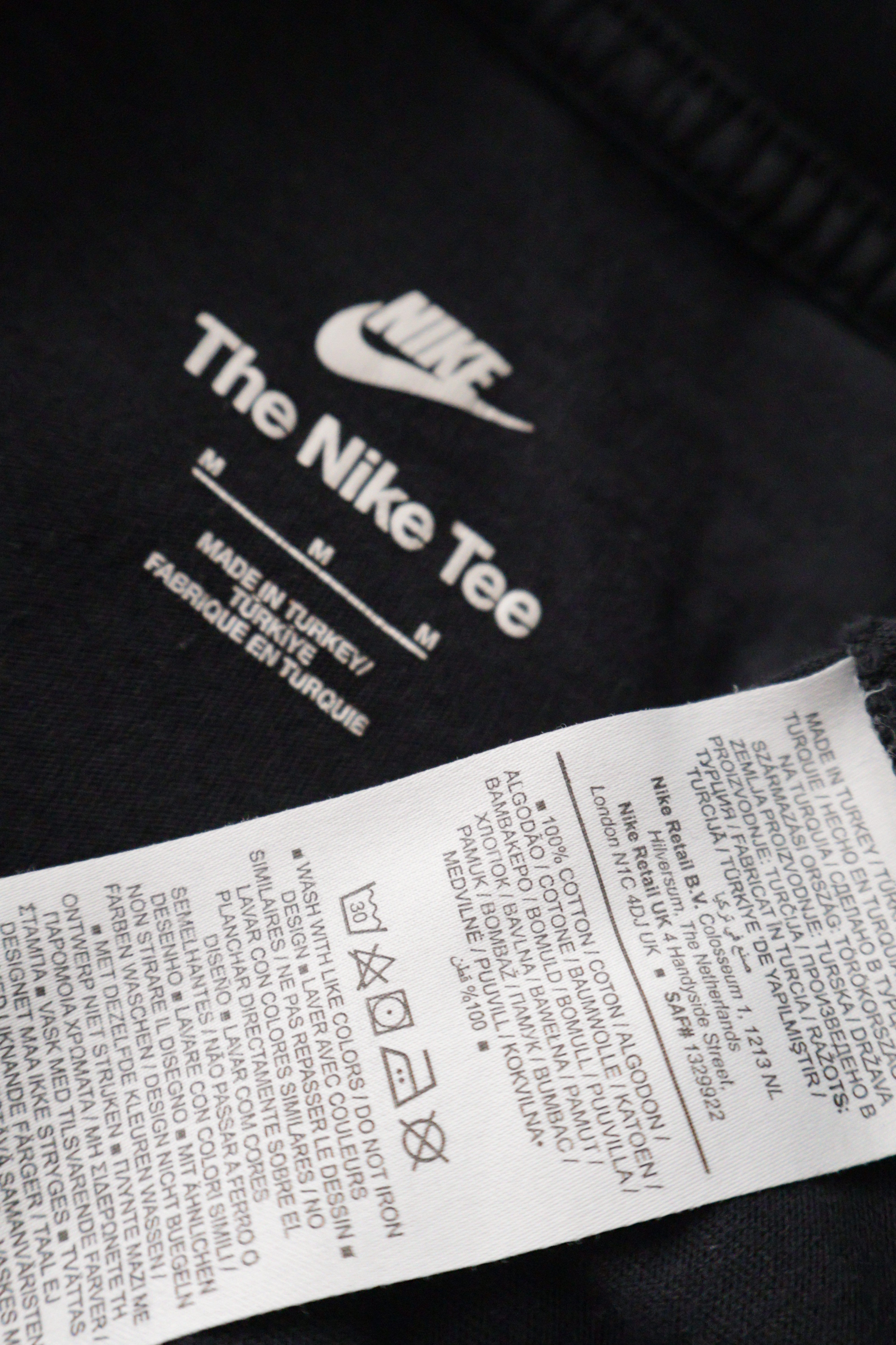 Eticheta marime si compozitie (rotita dreapta) - Tricou - NIKE negru din bumbac cu logo brodat pe piept – M – Bărbați