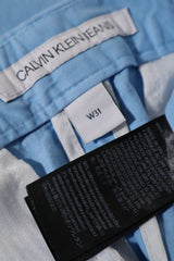 Eticheta marime si compozitie (rotita dreapta) - Pantaloni scurți - CALVIN KLEIN JEANS albaștri din bumbac cu croială dreaptă – S – Bărbați