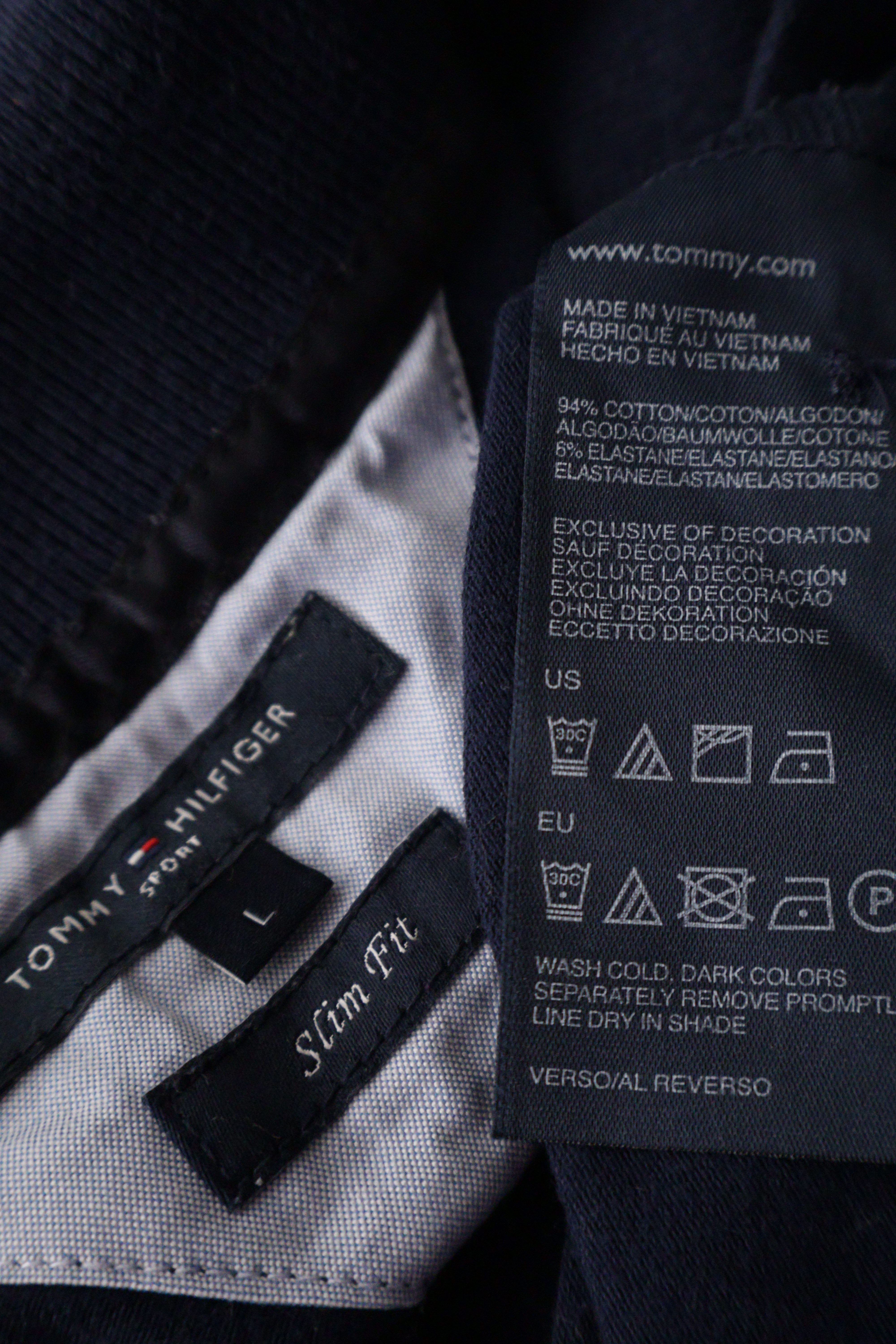 Eticheta marime si compozitie (rotita dreapta) - Tricou - Tommy Hilfiger bleumarin din bumbac cu croială slim fit – L – Femei
